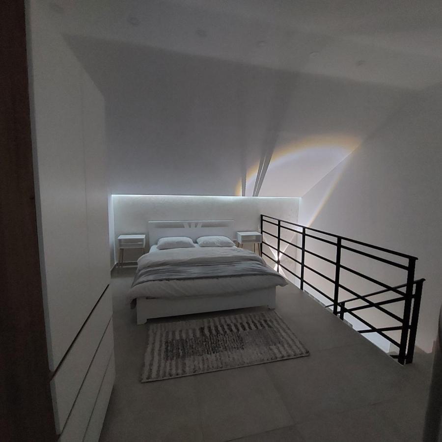 Apartman Lux Jelena Surcin ภายนอก รูปภาพ